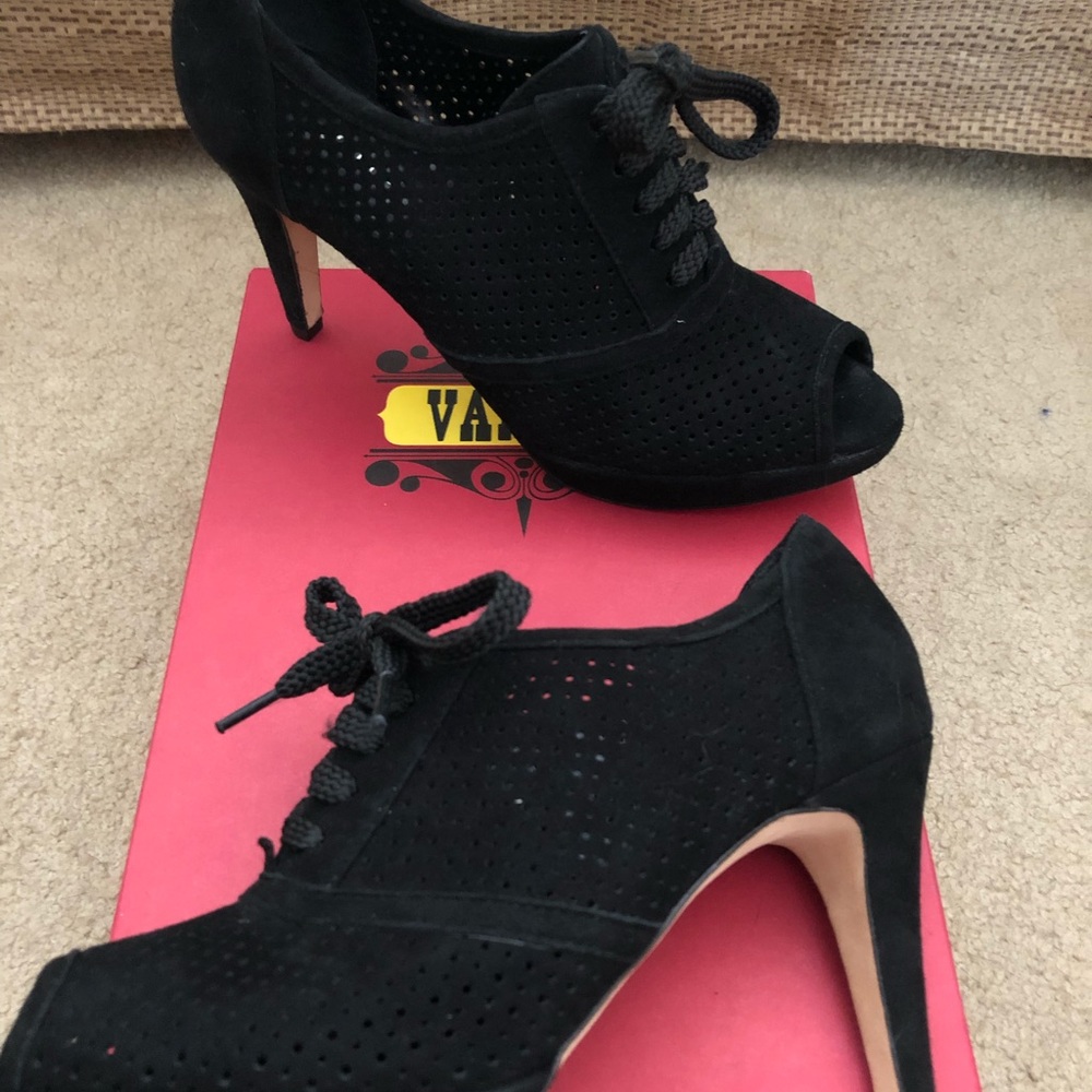 Vaneli Vartan  blk suede heeled shoe / pump